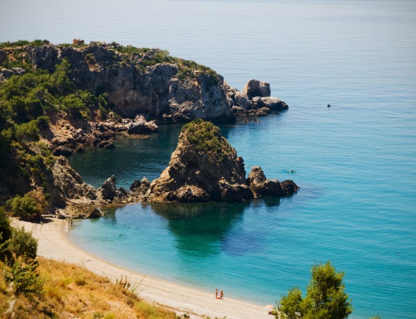 surroundings-maro-beach